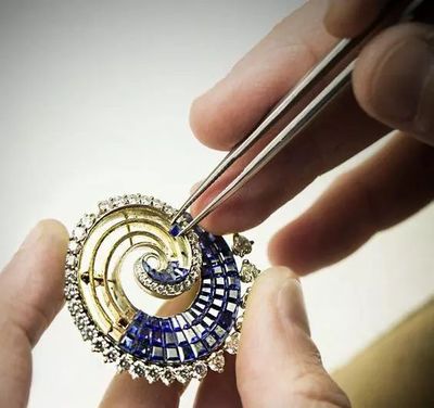 珠寶首飾為何如此貴？工藝、鑲嵌與科技成本解析